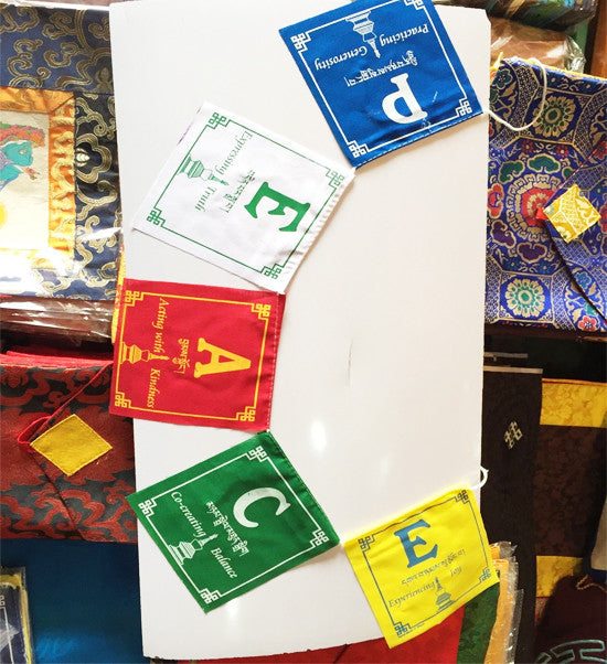 Drapeaux de prière pour la paix du bouddhisme tibétain