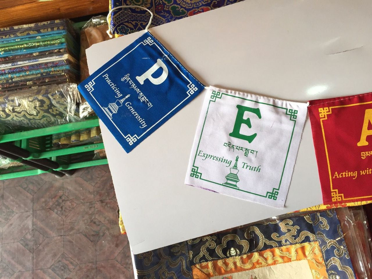 Drapeaux de prière pour la paix du bouddhisme tibétain