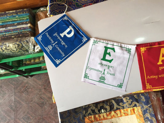 Drapeaux de prière pour la paix du bouddhisme tibétain