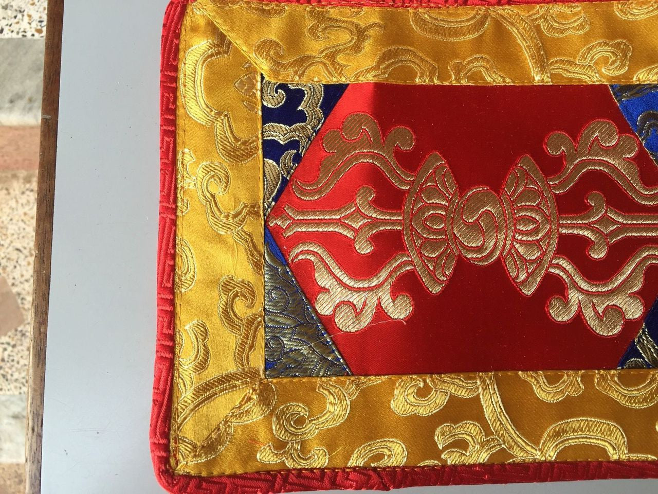 Napperon / nappe Dorji rouge du bouddhisme tibétain