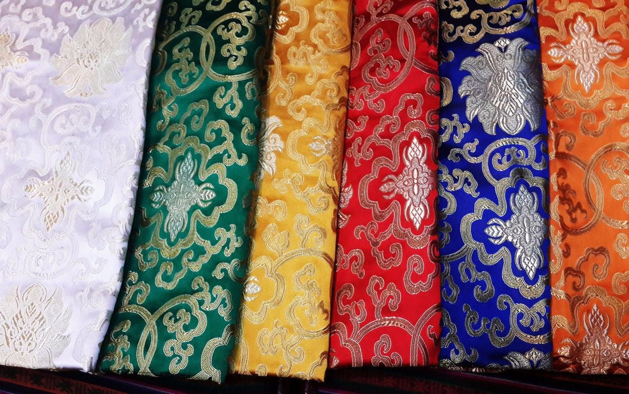 Traditioneller hochwertiger Seidenbrokat im tibetischen Buddhismus mit Lotusmotiv