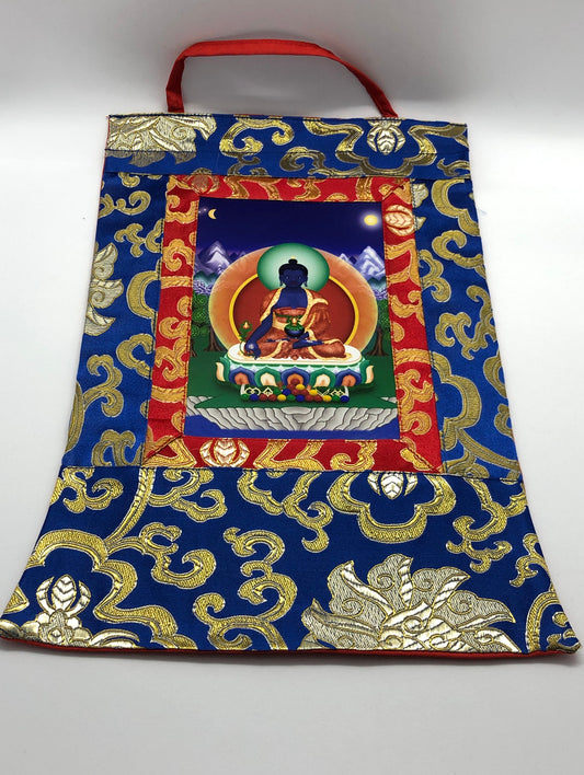 Thangka / tenture murale en brocart de soie tibétaine représentant un petit Bouddha de médecine