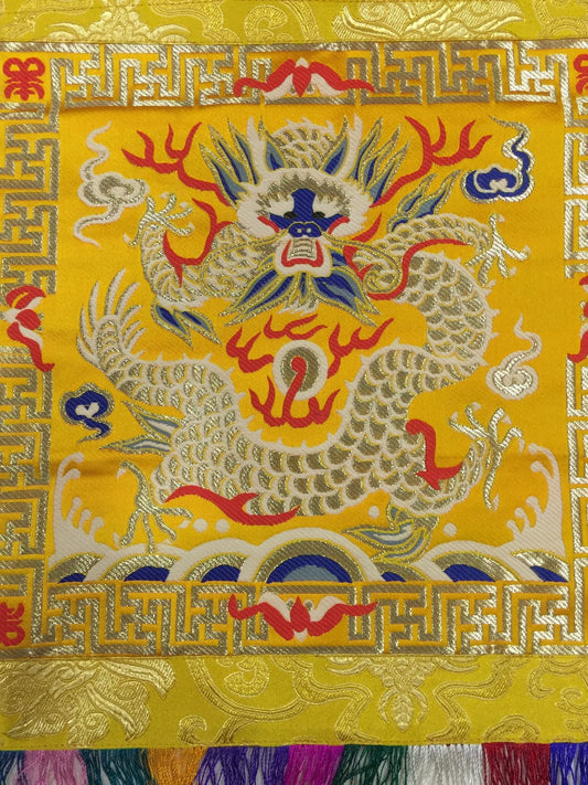 Tenture murale / bannière / thangka représentant un dragon protecteur bouddhiste tibétain jaune