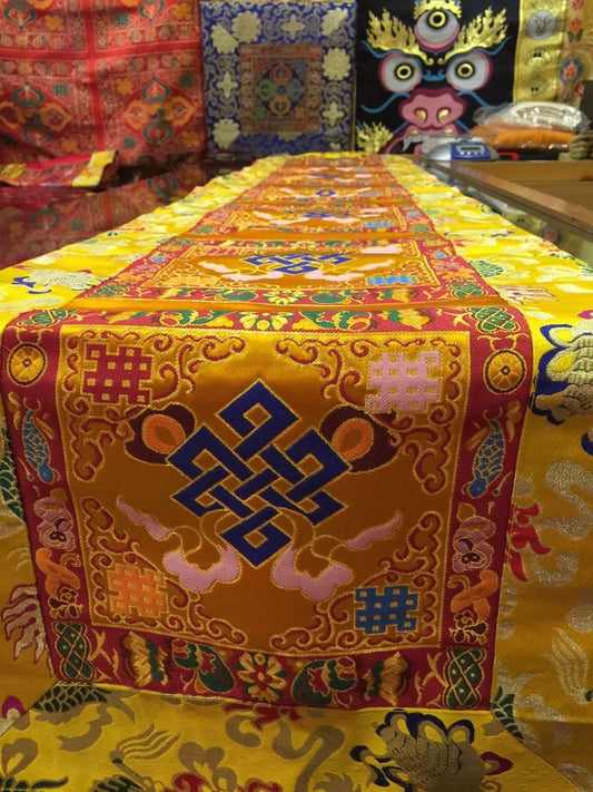 Chemin de table / couverture en brocart de soie tibétaine jaune à nœud sans fin