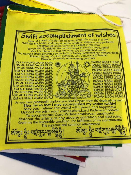 Drapeau de prière en coton avec le mantra du gourou bouddhiste tibétain Rimpoché en traduction anglaise