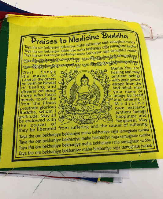 Drapeau de prière en coton avec mantra du Bouddha de la médecine bouddhiste tibétaine en traduction anglaise