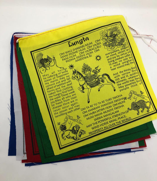 Drapeau de prière bouddhiste tibétain en coton avec le mantra lungta du cheval du vent en traduction anglaise