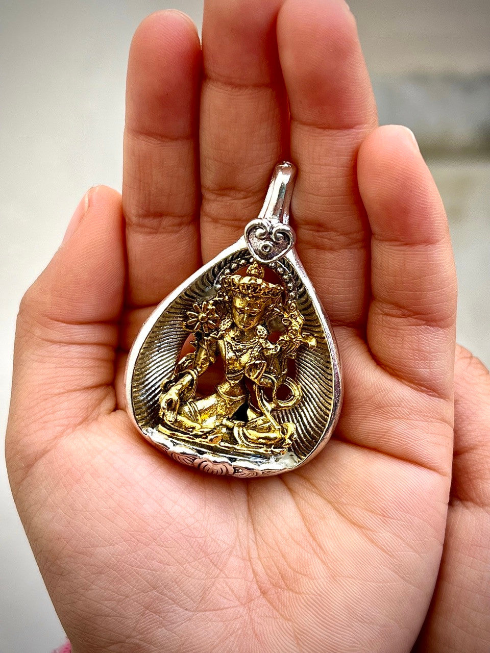 fahrradanhänger nepal Tibetisch-buddhistischer Anhänger/Medaillon/Amulett „Grüne Tara“ / handgefertigt in Nepal