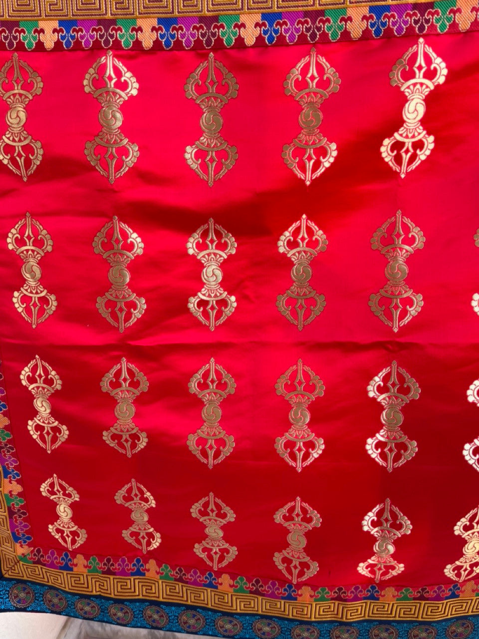 Tibetisch-buddhistisches hochwertiges Seidenbrokat-Tischtuch mit Dorje-Design / Altartuch / Schreinbezug