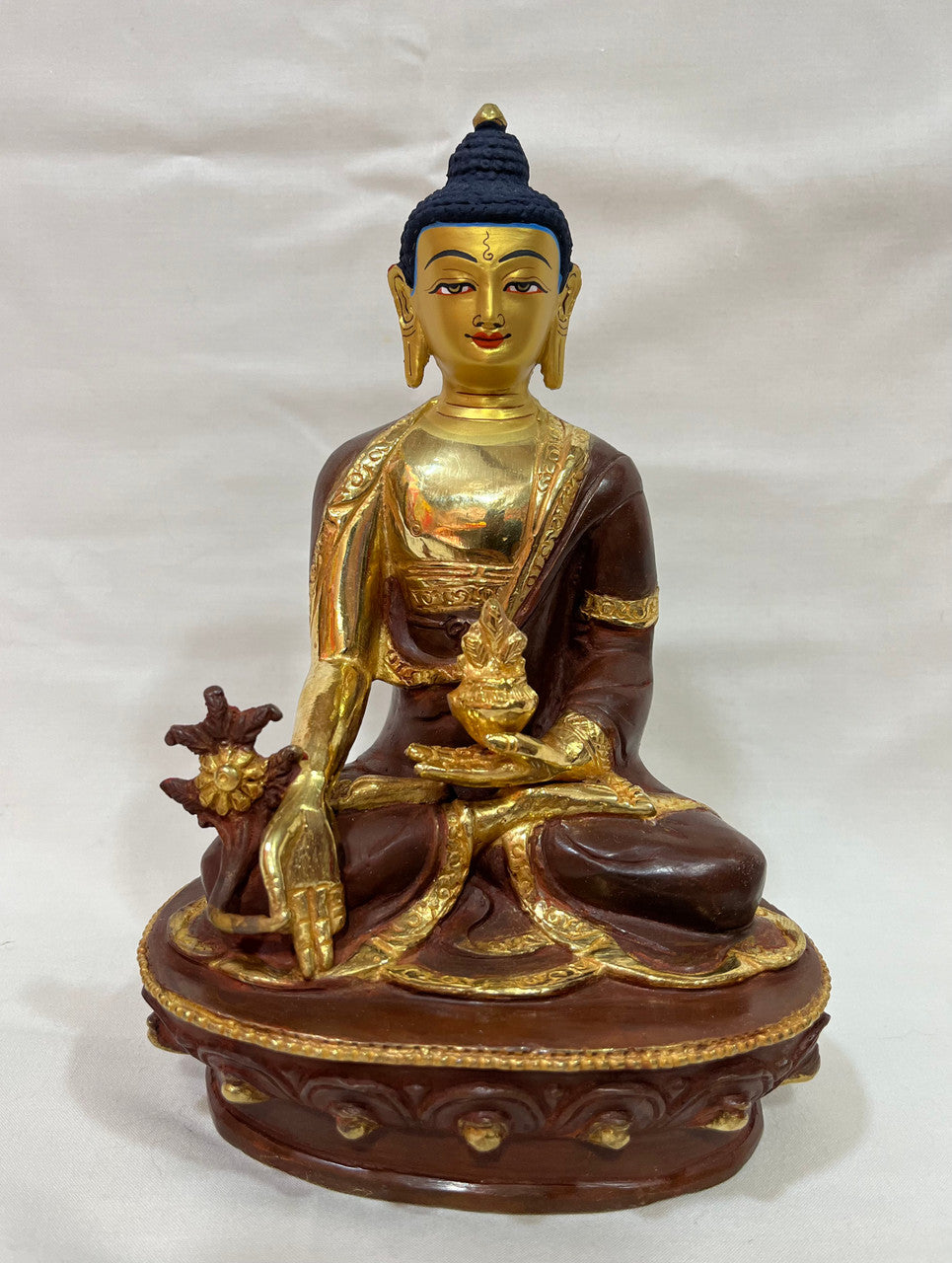 Statue de Bouddha de médecine bouddhiste népalais en cuivre et or fait à la main