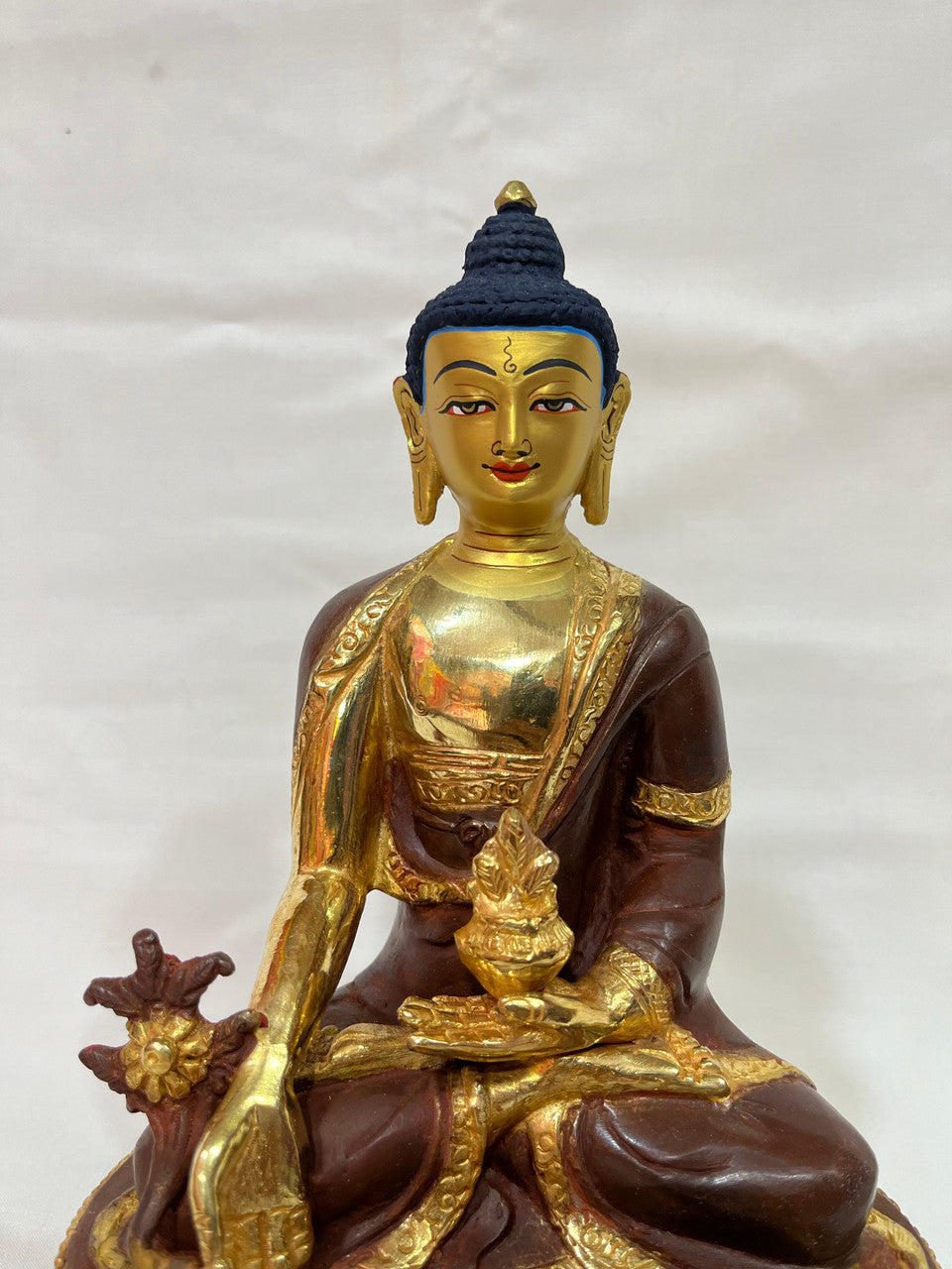 Statue de Bouddha de médecine bouddhiste népalais en cuivre et or fait à la main