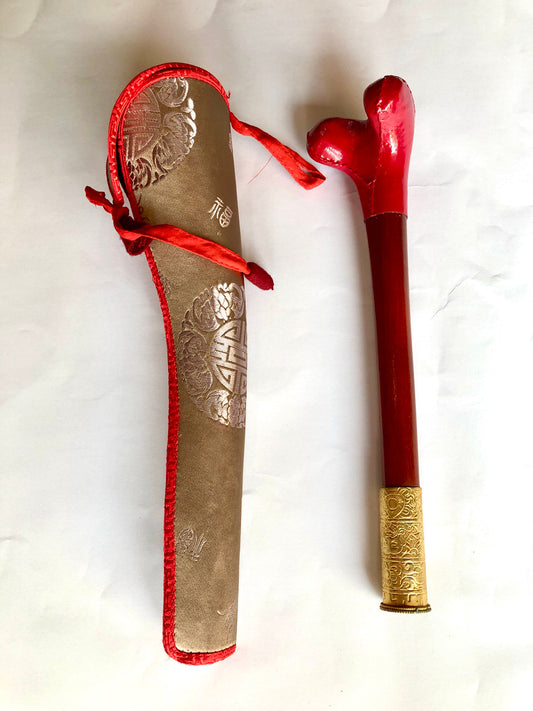 Rituel bouddhiste tibétain kangling / trompette en bois