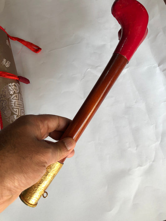 Rituel bouddhiste tibétain kangling / trompette en bois