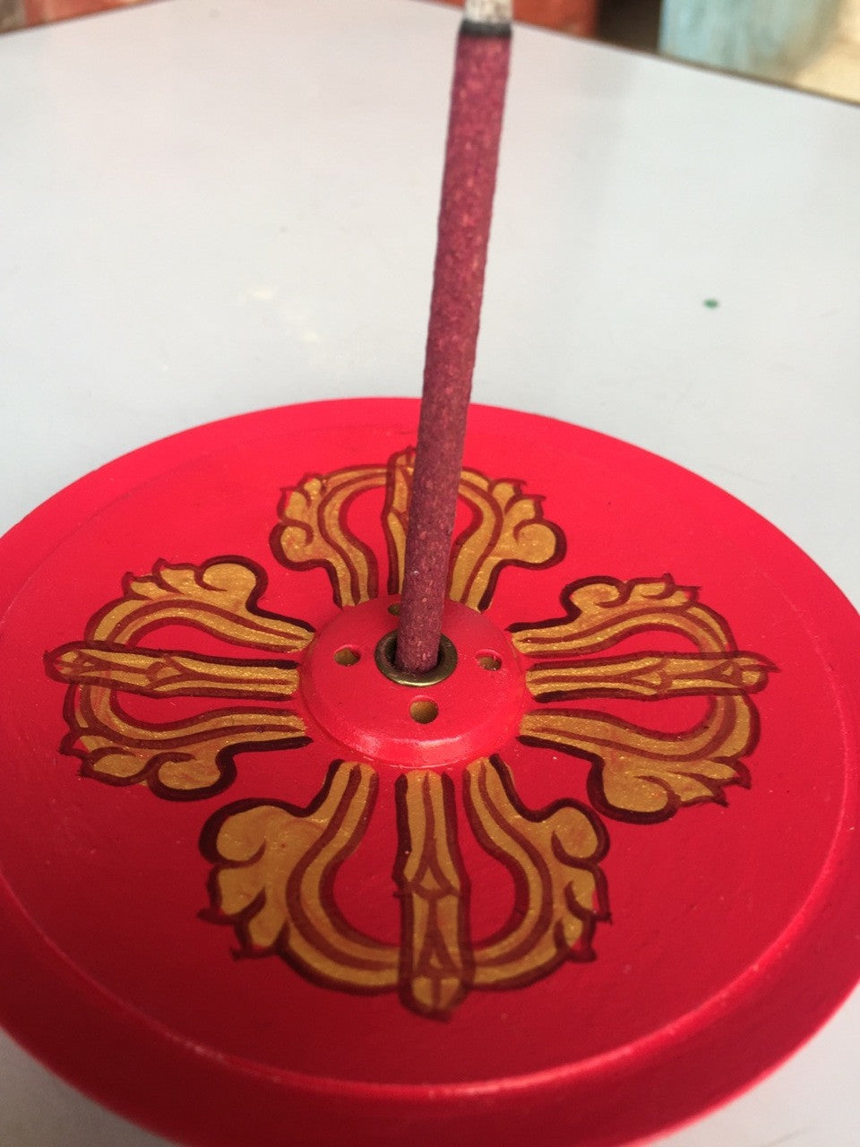 Brûle-encens / porte-encens tibétain en bois fait à la main au design dorje