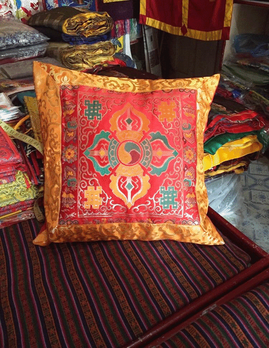 Housse de coussin / taie d'oreiller / taie d'oreiller en brocart de soie rouge Double Dorje du bouddhisme tibétain