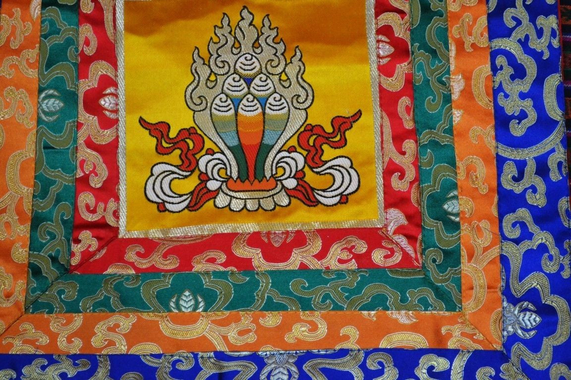 Nappe d'autel / couverture de table / couverture de sanctuaire en brocart de soie Norbu / pierre précieuse du bouddhisme tibétain