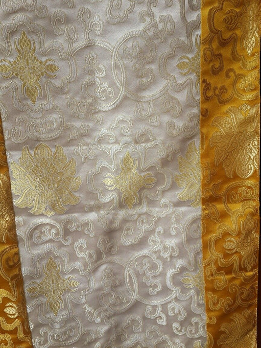 Chemin de table tibétain en brocart de soie de haute qualité, motif lotus blanc / Pema, nappe d'autel / couverture de sanctuaire