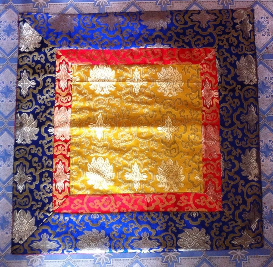 Nappe de table de sanctuaire / nappe d'autel en brocart de soie tibétaine à motif de lotus jaune