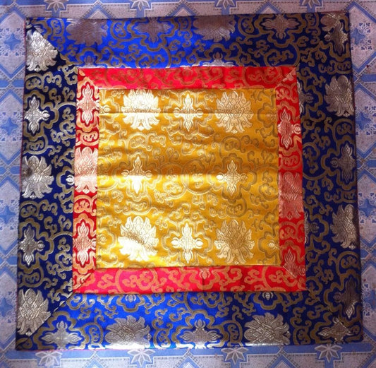 Nappe de table de sanctuaire / nappe d'autel en brocart de soie tibétaine à motif de lotus jaune
