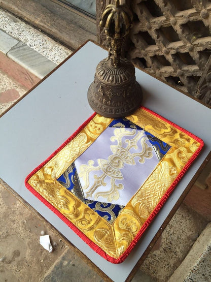 Tibetisches weißes Dorji Tischset / Schrein / Tischdecke / Altartuch