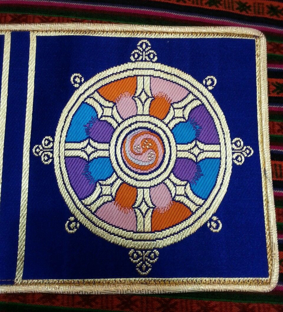 Tapis de table en soie / nappe d'autel tibétain avec roue de vie