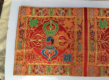 Tibetischer roter Doppel-Dorje-Tischbezug aus Seidenbrokat