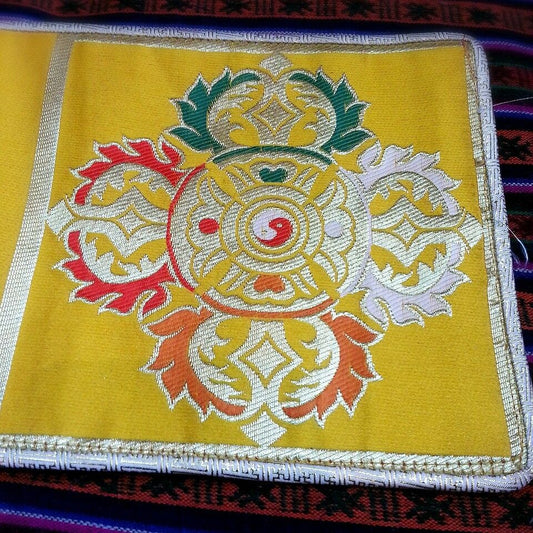 Tapis de table / nappe d'autel en soie double Dorje jaune tibétaine