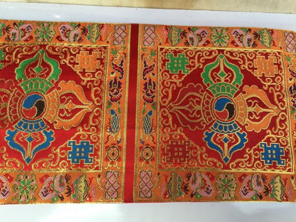 Tibetischer roter Doppel-Dorje-Tischbezug aus Seidenbrokat