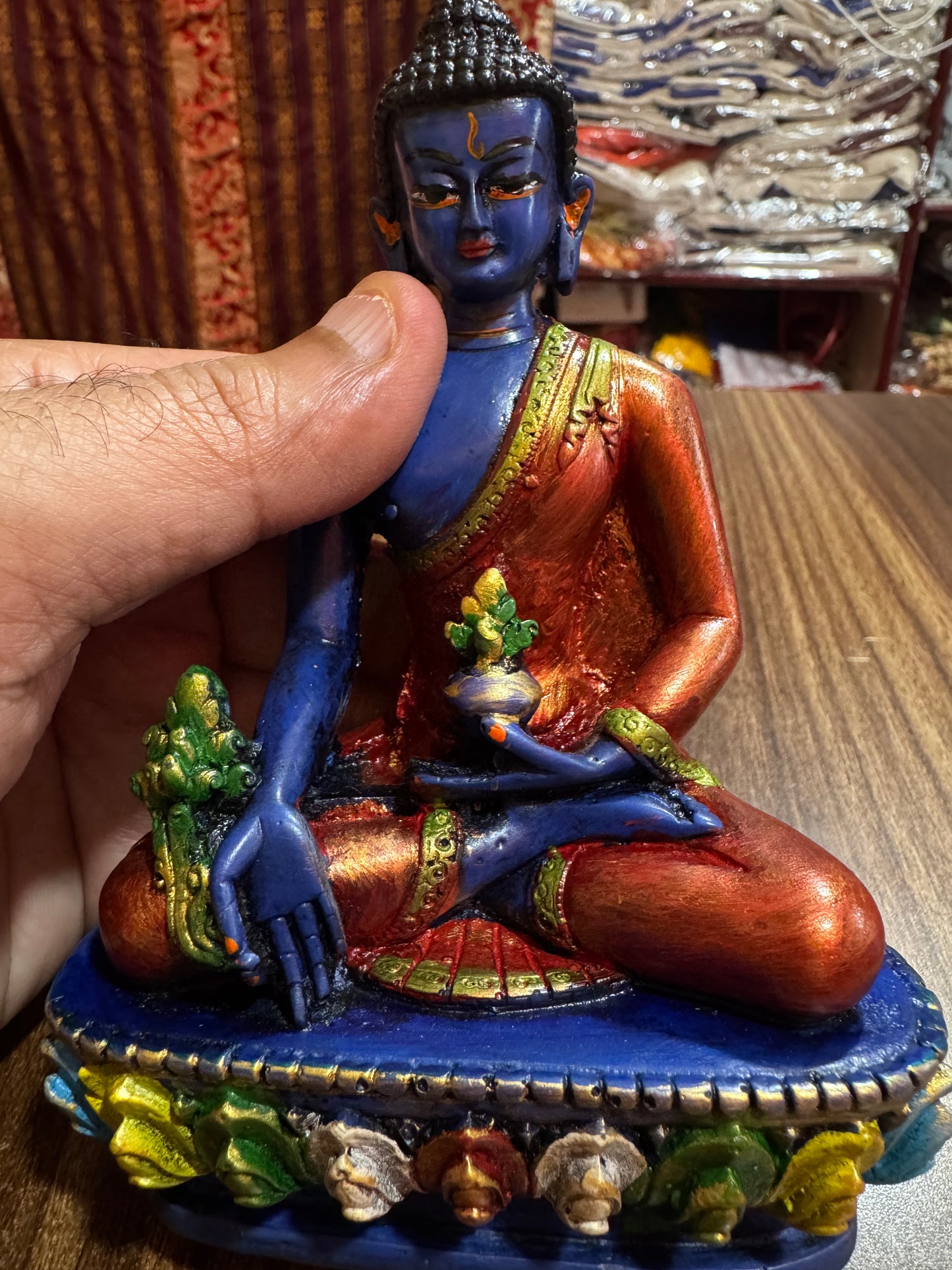 Statue de Bouddha de médecine bouddhiste tibétain en résine coulée à froid peinte à la main