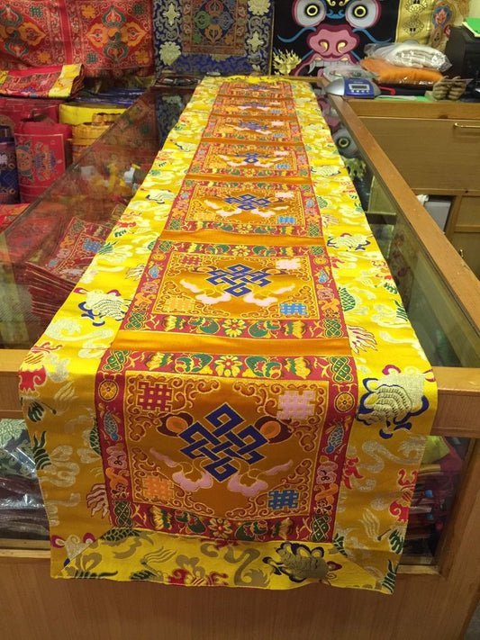 Chemin de table / couverture en brocart de soie tibétaine jaune à nœud sans fin