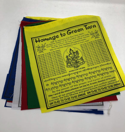 Drapeau de prière bouddhiste tibétain en coton avec le mantra de Tara verte en traduction anglaise
