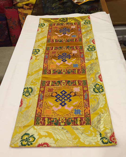 Chemin de table en brocart de soie à nœud sans fin jaune tibétain / couverture de sanctuaire / nappe d'autel / couverture de table jaune