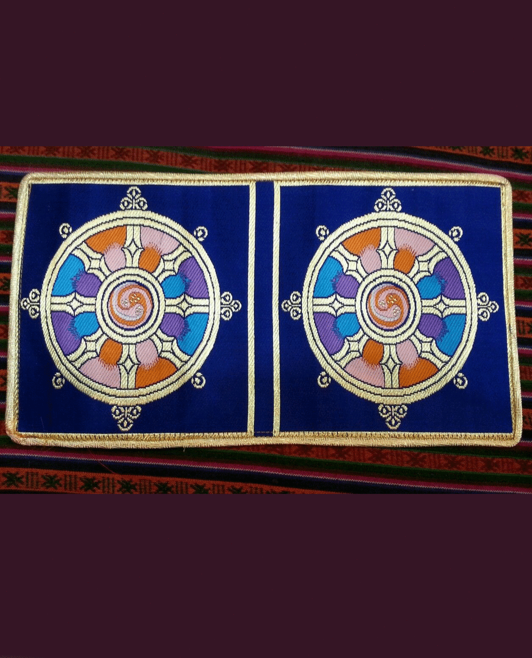 Tapis de table en soie / nappe d'autel tibétain avec roue de vie