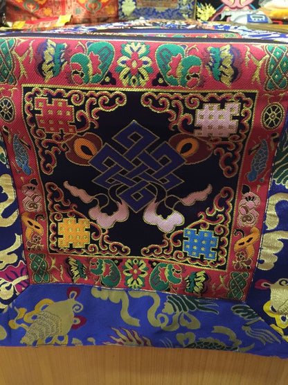 Großer Tischläufer aus tibetischem Seidenbrokat mit endlosen Knoten, blau / Tischdecke für Schrein