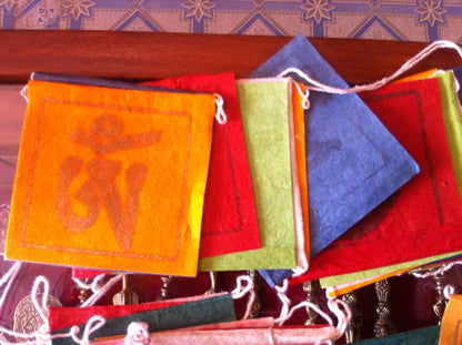 Drapeaux de prière en papier Lokta du bouddhisme tibétain népalais / vente en gros ensemble de 3 drapeaux