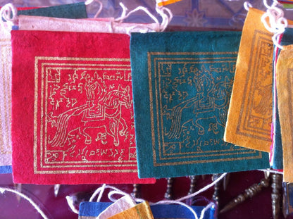 Drapeaux de prière en papier Lokta du bouddhisme tibétain népalais / vente en gros ensemble de 3 drapeaux