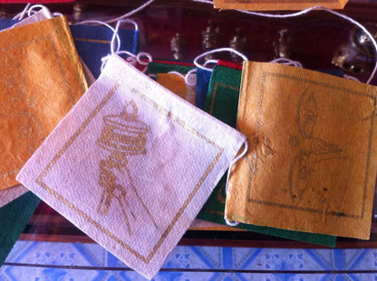 Drapeaux de prière en papier Lokta du bouddhisme tibétain népalais / vente en gros ensemble de 3 drapeaux