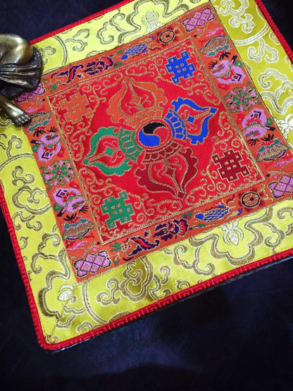 Tibetisch-buddhistisches Seidenbrokat mit Lotus und Dorje, rotes Tischset / Tischtuch / Altardecke / Schreintuch / Matte