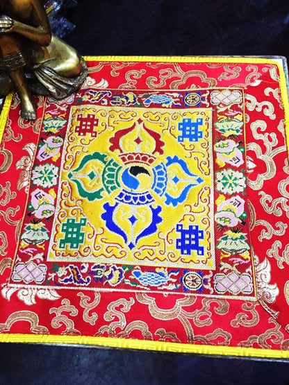 Tibetisch-buddhistisches Seidenbrokat mit Lotus und Dorje, gelbes Tischset / Tischtuch / Altardecke / Schreintuch / Matte