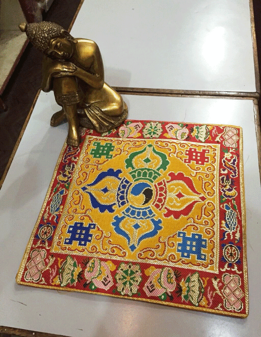 Napperon / nappe de table en brocart de soie jaune tibétain double dorje