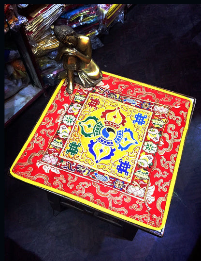 Tibetisch-buddhistisches Seidenbrokat mit Lotus und Dorje, gelbes Tischset / Tischtuch / Altardecke / Schreintuch / Matte