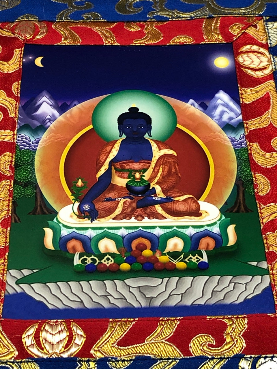 Thangka / tenture murale en brocart de soie tibétaine représentant un petit Bouddha de médecine